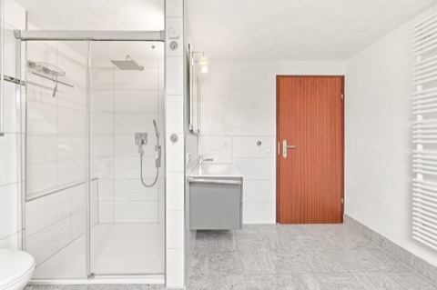 Dusche mit Waschtisch
