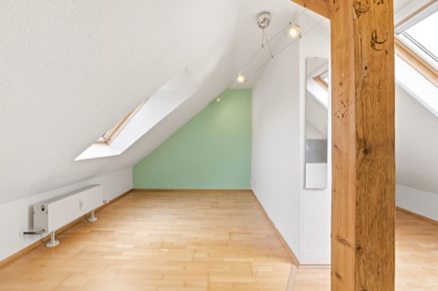 Zimmer mit Dachschräge